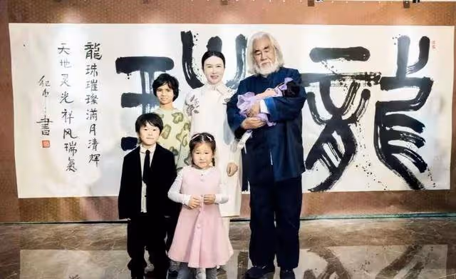 張敏一頭長髮現身張紀中女兒滿月宴,小男友發胖,恩愛合影好幸福