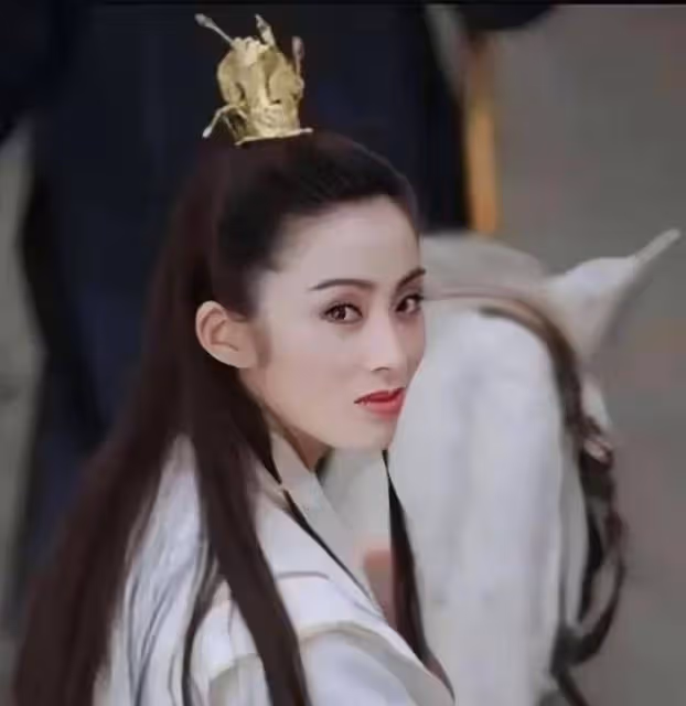 張敏一頭長髮現身張紀中女兒滿月宴,小男友發胖,恩愛合影好幸福