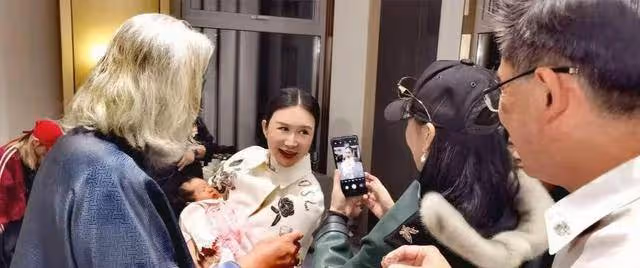 張敏一頭長髮現身張紀中女兒滿月宴,小男友發胖,恩愛合影好幸福