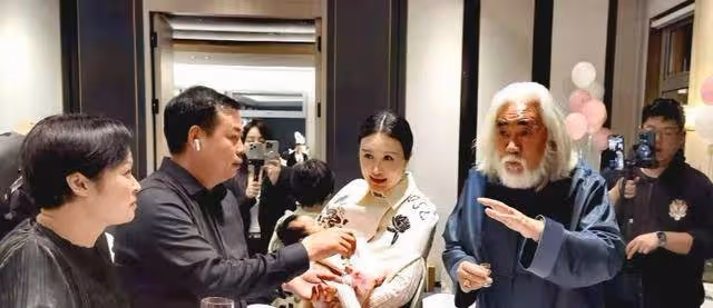 張敏一頭長髮現身張紀中女兒滿月宴，小男友發胖，恩愛合影好幸福