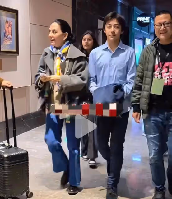 劉燁妻子帶兒女看電影,諾一14歲身高近1米8,12歲霓娜卷髮顯成熟