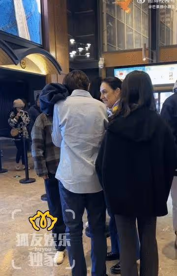 劉燁妻子帶兒女看電影,諾一14歲身高近1米8,12歲霓娜卷髮顯成熟