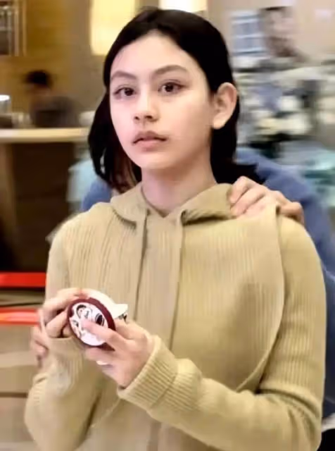 劉燁妻子帶兒女看電影,諾一14歲身高近1米8,12歲霓娜卷髮顯成熟