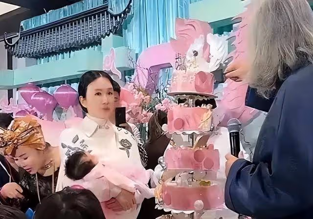 73歲的張紀中,為剛滿月女兒大辦生日宴會,到場的人卻寥寥無幾