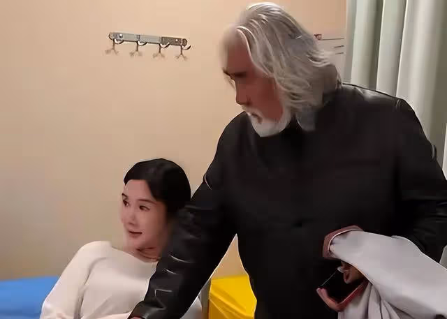 73歲的張紀中,為剛滿月女兒大辦生日宴會,到場的人卻寥寥無幾