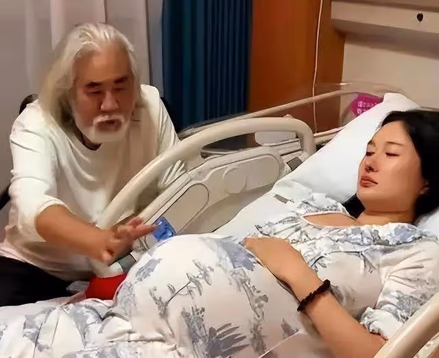 73歲的張紀中,為剛滿月女兒大辦生日宴會,到場的人卻寥寥無幾