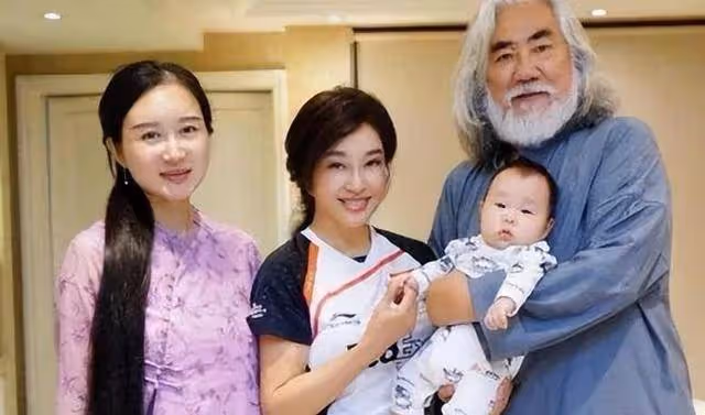 73歲的張紀中,為剛滿月女兒大辦生日宴會,到場的人卻寥寥無幾