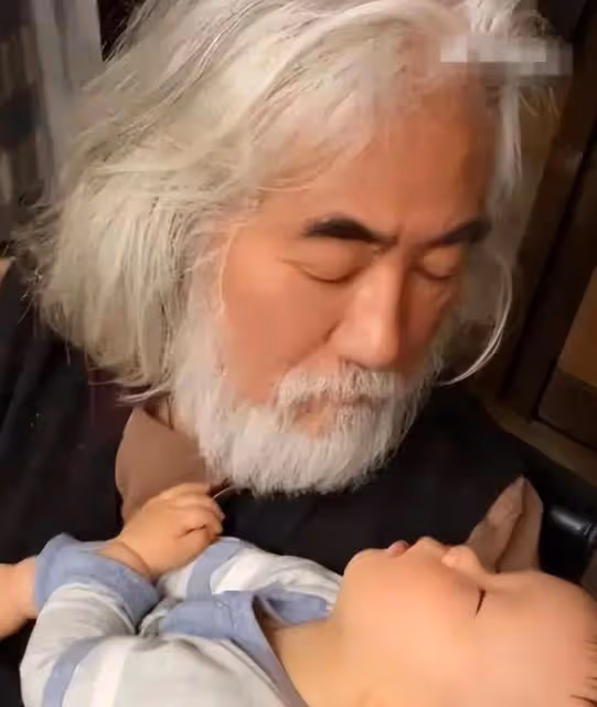 73歲的張紀中,為剛滿月女兒大辦生日宴會,到場的人卻寥寥無幾