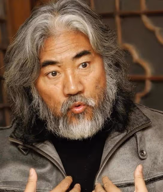 73歲的張紀中,為剛滿月女兒大辦生日宴會,到場的人卻寥寥無幾