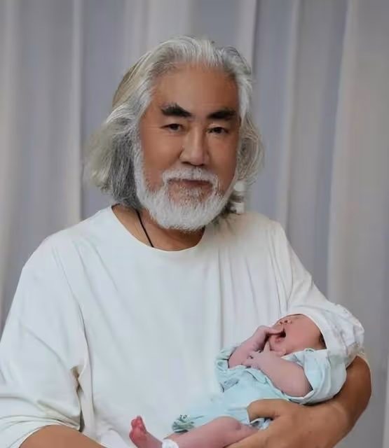 73歲的張紀中,為剛滿月女兒大辦生日宴會,到場的人卻寥寥無幾