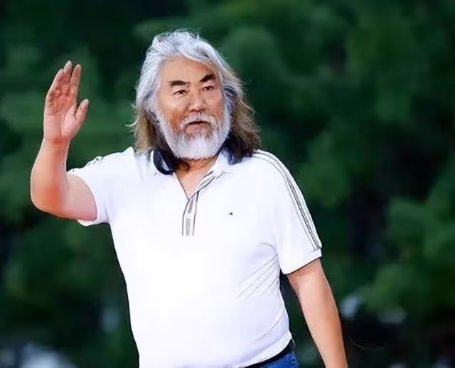 73歲的張紀中,為剛滿月女兒大辦生日宴會,到場的人卻寥寥無幾