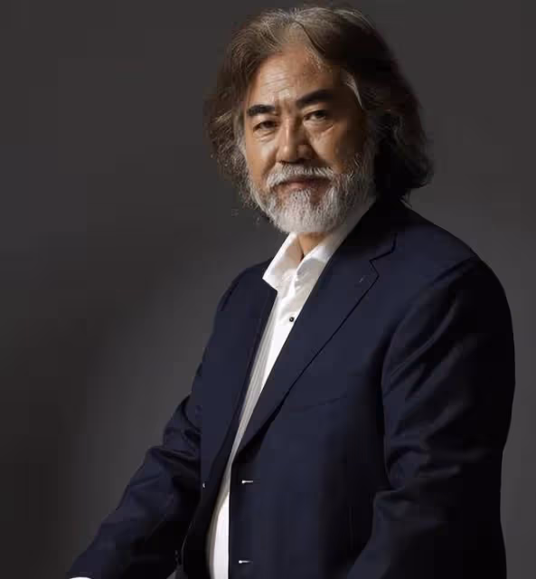 73歲的張紀中,為剛滿月女兒大辦生日宴會,到場的人卻寥寥無幾