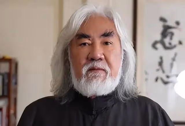 73歲的張紀中,為剛滿月女兒大辦生日宴會,到場的人卻寥寥無幾