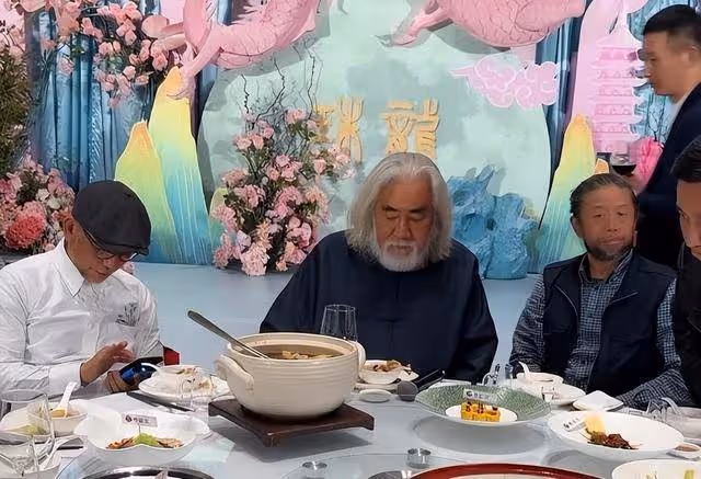 73歲的張紀中,為剛滿月女兒大辦生日宴會,到場的人卻寥寥無幾
