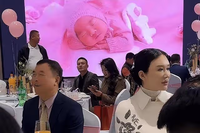 73歲的張紀中,為剛滿月女兒大辦生日宴會,到場的人卻寥寥無幾
