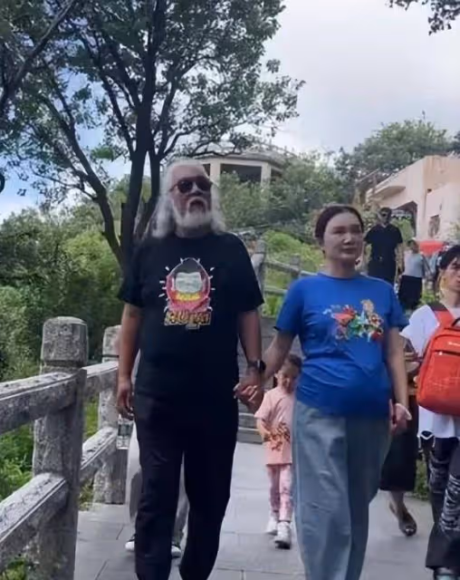 73歲的張紀中,為剛滿月女兒大辦生日宴會,到場的人卻寥寥無幾