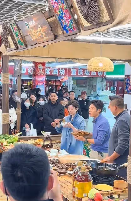 撒貝寧賈靜雯東北鐵嶺錄製節目,現身街頭引圍觀,50歲賈靜雯好美