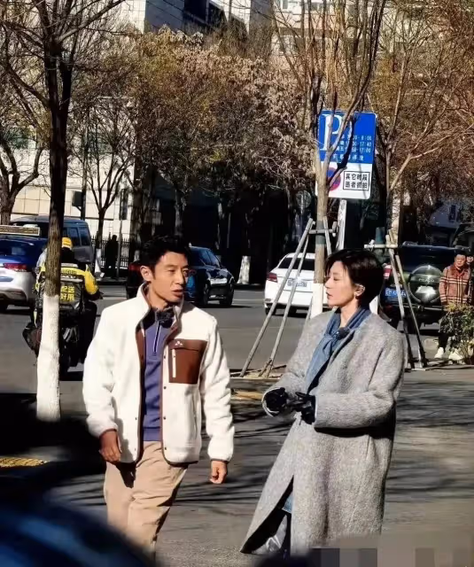 撒貝寧賈靜雯東北鐵嶺錄製節目,現身街頭引圍觀,50歲賈靜雯好美