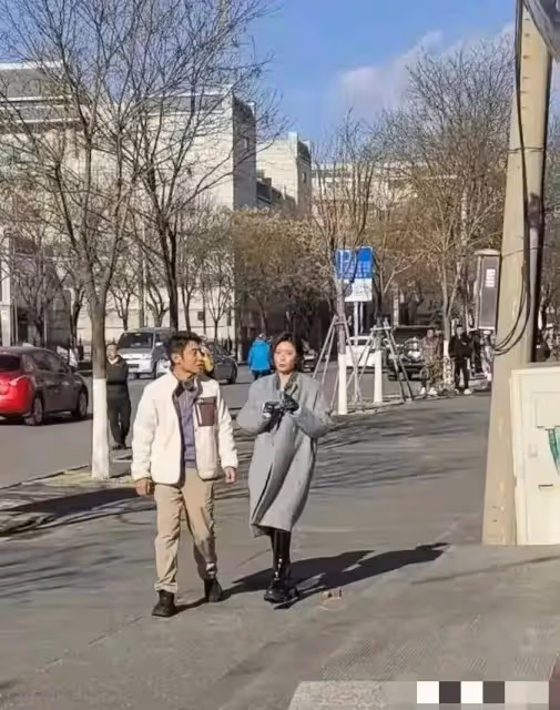 撒貝寧賈靜雯東北鐵嶺錄製節目,現身街頭引圍觀,50歲賈靜雯好美