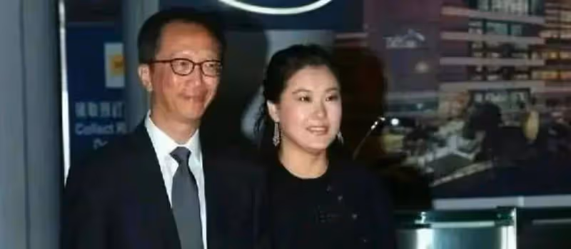 永別了梁錦松!伏明霞22年婚姻疑告吹,曝內幕,72歲丈夫6字回應