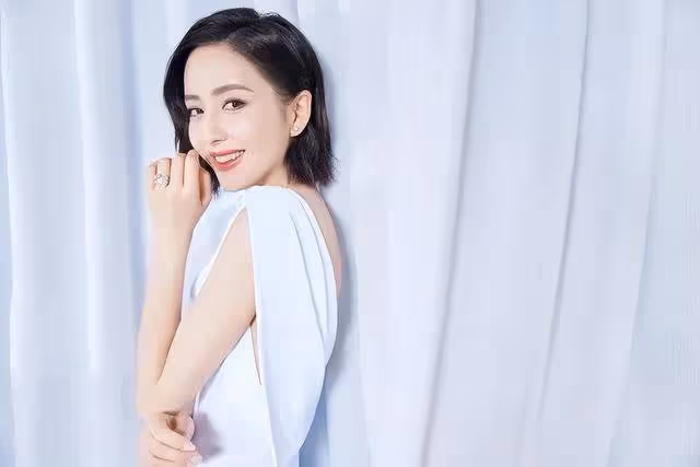 直到看見佟麗婭近照,才終於明白,她3年前敢離婚的底氣是什麼