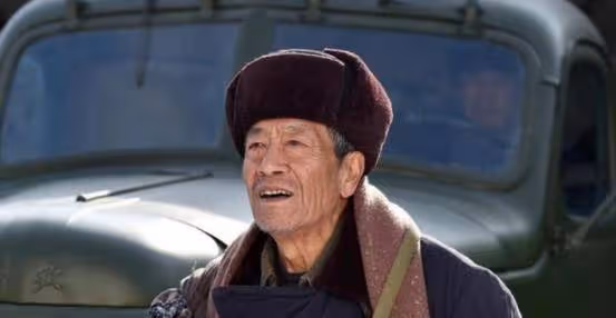78歲王奎榮:白髮蒼蒼,子女幼小,小37歲妻子依舊風華絕代