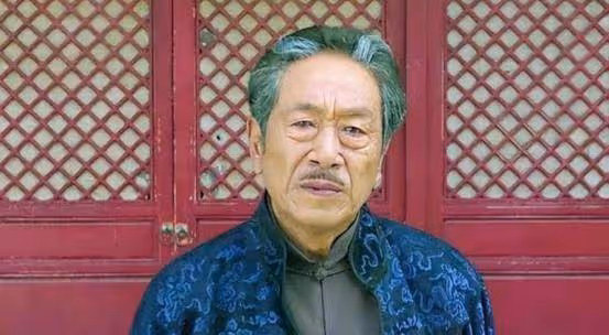 78歲王奎榮:白髮蒼蒼,子女幼小,小37歲妻子依舊風華絕代