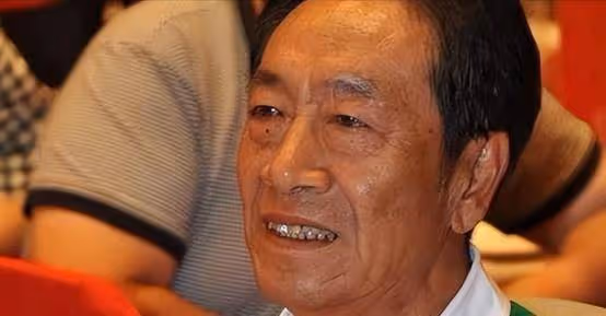 78歲王奎榮：白髮蒼蒼，子女幼小，小37歲妻子依舊風華絕代
