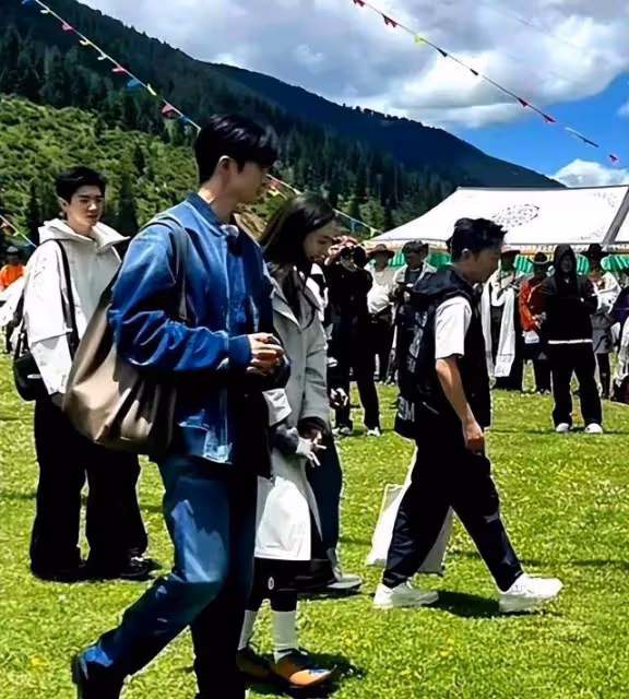 被拍到疑似談戀愛的一對明星,全網都送上祝福:這在娛樂圈很難見