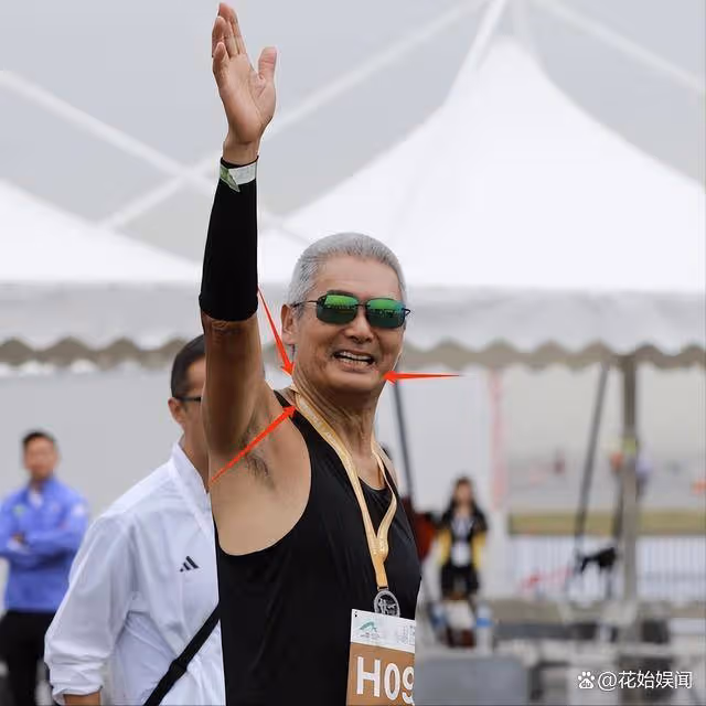 69歲周潤發近況曝光:冒雨跑步素顏出鏡,滿頭銀髮網友直呼不敢認