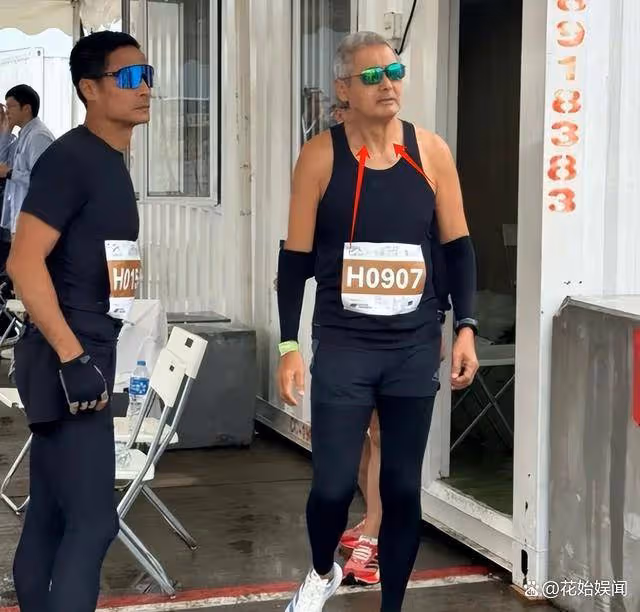 69歲周潤發近況曝光:冒雨跑步素顏出鏡,滿頭銀髮網友直呼不敢認