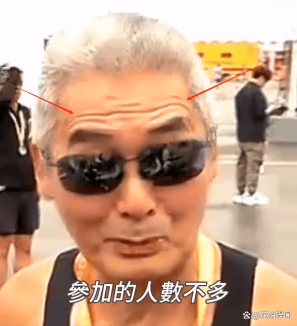 69歲周潤發近況曝光:冒雨跑步素顏出鏡,滿頭銀髮網友直呼不敢認