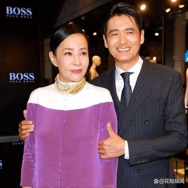 69歲周潤發近況曝光:冒雨跑步素顏出鏡,滿頭銀髮網友直呼不敢認