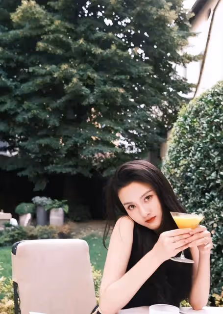 宋祖兒被人偶遇,眼袋腫脹,身材走樣,這是不打算復出了嗎