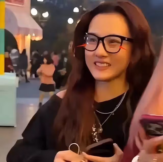 宋祖兒被人偶遇,眼袋腫脹,身材走樣,這是不打算復出了嗎