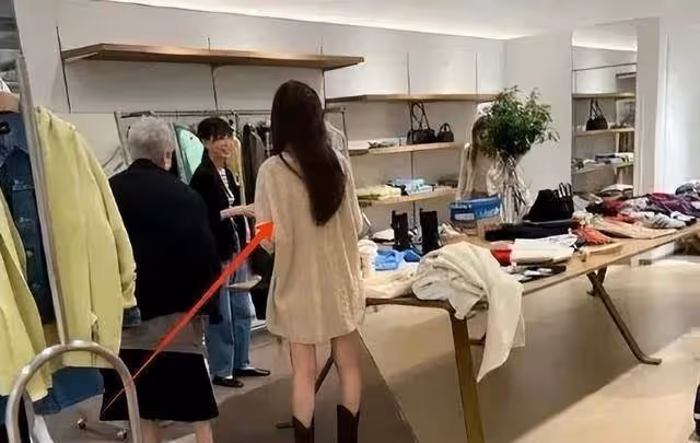 宋祖兒被人偶遇,眼袋腫脹,身材走樣,這是不打算復出了嗎
