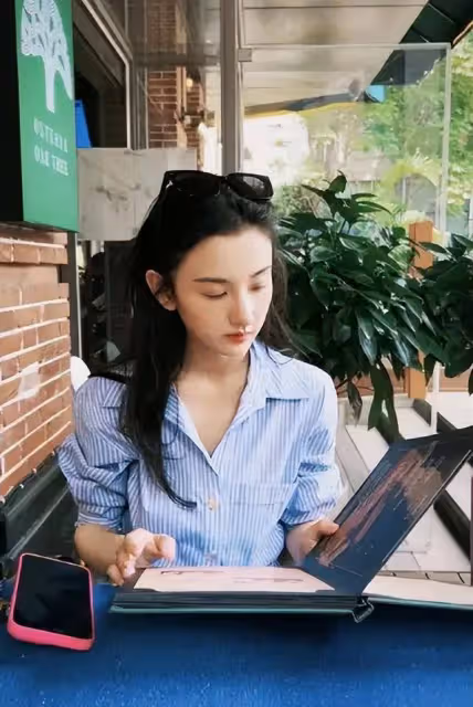 宋祖兒被人偶遇,眼袋腫脹,身材走樣,這是不打算復出了嗎
