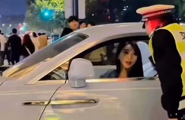 葉珂豪車亮相卻突退網!黃曉明暴瘦被拍,曾經男神如今愁容滿面