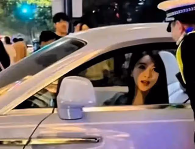 葉珂豪車亮相卻突退網!黃曉明暴瘦被拍,曾經男神如今愁容滿面