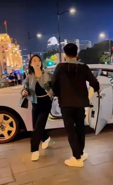 葉珂豪車亮相卻突退網!黃曉明暴瘦被拍,曾經男神如今愁容滿面