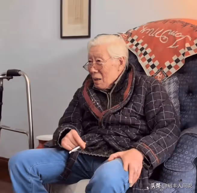 88歲焦晃近況曝光!煙不離手衣服布滿了洞,小30歲三婚妻子罕露面