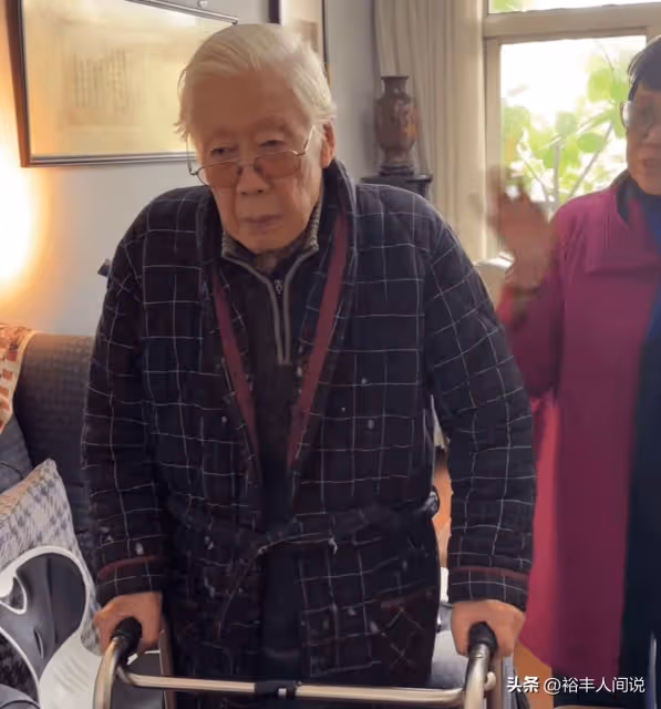 88歲焦晃近況曝光!煙不離手衣服布滿了洞,小30歲三婚妻子罕露面