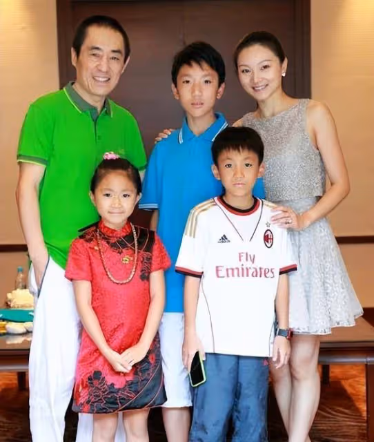 張藝謀18歲女兒將參加巴黎名舞會,選二哥做舞伴,陳婷熬出頭了