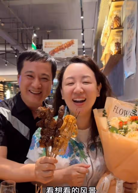 關凌曬全家福慶結婚13周年,老公老太快,被指像爹帶著仨孩子