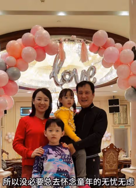 關凌曬全家福慶結婚13周年,老公老太快,被指像爹帶著仨孩子