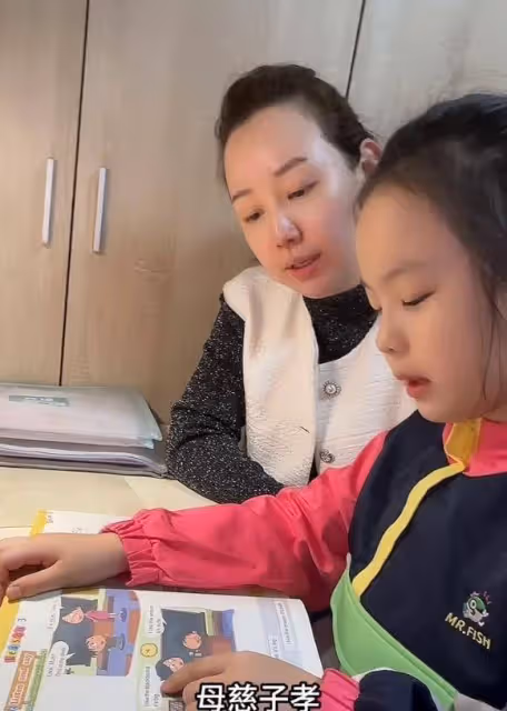 關凌曬全家福慶結婚13周年,老公老太快,被指像爹帶著仨孩子