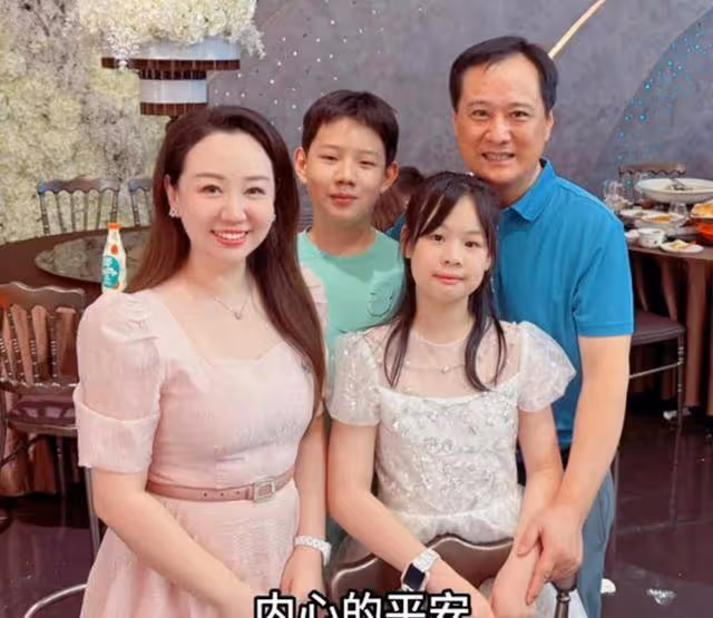 關凌曬全家福慶結婚13周年,老公老太快,被指像爹帶著仨孩子