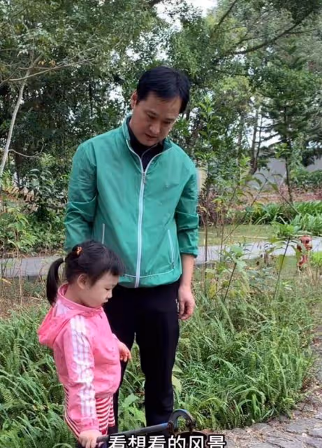 關凌曬全家福慶結婚13周年,老公老太快,被指像爹帶著仨孩子