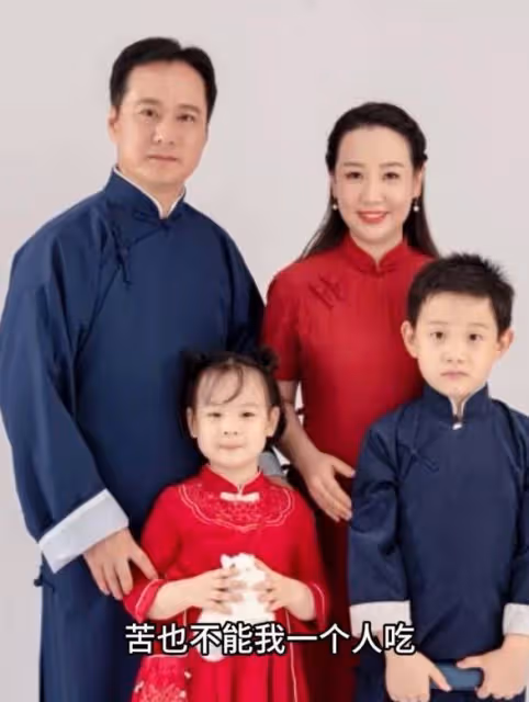 關凌曬全家福慶結婚13周年,老公老太快,被指像爹帶著仨孩子