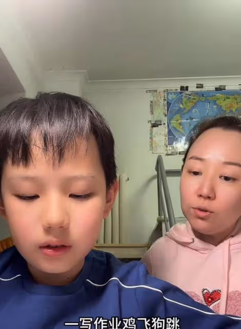 關凌曬全家福慶結婚13周年,老公老太快,被指像爹帶著仨孩子
